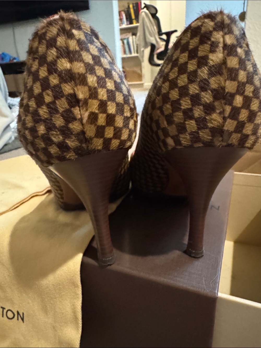 Louis Vuitton Red & Brown Damier Pointed Toe Bow Pumps size 35 - Picture 11 of 16